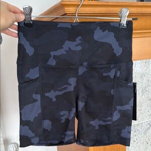 Yogalicious Lux XS navy camo shorts